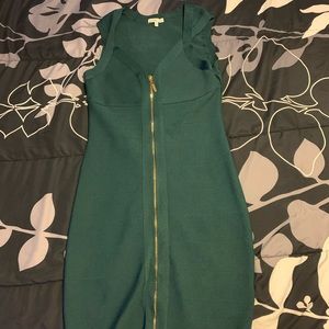 Elegant green dress with zipper